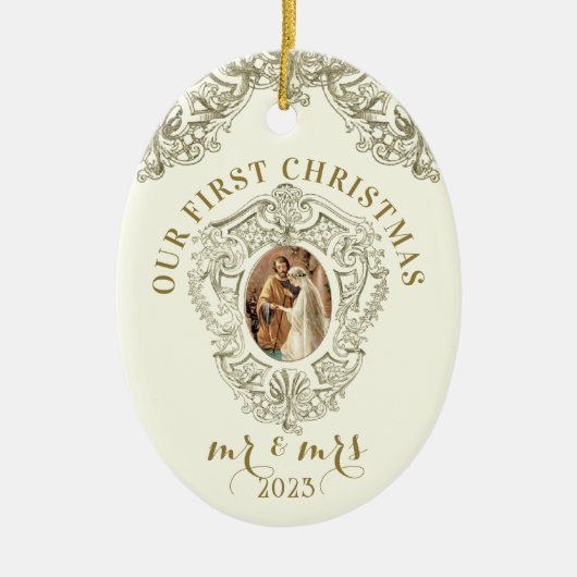 Religieuze Eerste Kerstmis Mr en Mrs Wedding Keramisch Ornament (Voorkant)