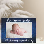 Religieuze kerstfeest Baby Foto geboorteaankondigi<br><div class="desc">De sterren in de hemel keken neer waar hij lag. Een prachtige religieuze kerstgeboorte-aankondiging met je pasgeboren foto onder de mooie kerstsongtekst in Away in een Manger. Leg je baby-details op de achterkant uit, samen met je vakantiebericht. Aan de voorzijde van deze Christelijke kaart bevindt zich een volledige foto boven...</div>