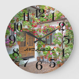 reloj de pared patio de Córdoba en España Grote Klok