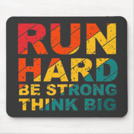 Ren hard, wees sterk, denk groot muismat