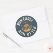 Ren vroeg. Ren vaak. – Vintage hardloopsticker Ronde Sticker (Envelop)