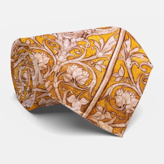 RENAISSANCE GROTESQUE FACE MET GOUDE WITTE VLOERIN STROPDAS (Opgerold)