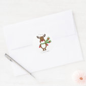 rendier dat een groene Scarf-Sticker heeft Ronde Sticker (Envelop)