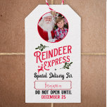 Rendier Express van Santa Name & Photo Christmas Cadeaulabel<br><div class="desc">Voeg een bijzondere magische touch toe aan het cadeau van uw kleintje van de Kerstman met een op maat gemaakt rood,  groen en wit cadeau label van rendieren express! Dit gepersonaliseerde kerstontwerp biedt ook de mogelijkheid om de naam van uw kind en een foto toe te voegen.</div>