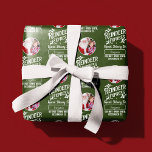 Rendier Express van Santa Name & Photo Christmas Cadeaupapier<br><div class="desc">Voeg toe aan de magie van de Kerstman dit vakantieseizoen met dit aangepaste groene en witte kerst inpakpapier. De cadeauverpakking heeft een patroon met de tekst "Rendier Express" en maakt het mogelijk om de naam en foto van je kleine jongen of meisje toe te voegen! Deze geschenkverpakking maakt een prachtige...</div>