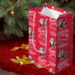 Rendier Express van Santa Name & Photo Christmas Medium Cadeauzakje<br><div class="desc">Voeg toe aan de magie van de Kerstman dit vakantieseizoen met deze aangepaste rode en witte kerstcadeauzak. De geschenktas heeft een patroon met de tekst "Reindeer Express" en maakt het mogelijk om de naam en foto van je kleine jongen of meisje toe te voegen! Deze geschenktas maakt een heerlijke gepersonaliseerde...</div>