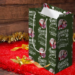 Rendier Express van Santa Name & Photo Christmas Medium Cadeauzakje<br><div class="desc">Voeg dit vakantieseizoen toe aan de magie van de Kerstman met deze aangepaste groene en witte kerstcadeauzak. De geschenktas heeft een patroon met de tekst "Reindeer Express" en maakt het mogelijk om de naam en foto van je kleine jongen of meisje toe te voegen! Deze geschenktas maakt een heerlijke gepersonaliseerde...</div>