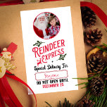 Rendier Express van Santa Name & Photo Christmas Rechthoekige Sticker<br><div class="desc">Voeg een bijzondere magische touch toe aan het cadeau van uw kleintje van de Kerstman met een aangepaste rode,  groene en witte vakantie sticker van rendier express! Dit gepersonaliseerde kerstontwerp biedt ook de mogelijkheid om de naam van uw kind en een foto toe te voegen.</div>
