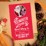 Rendier Express van Santa Name & Photo Christmas Rechthoekige Sticker<br><div class="desc">Voeg een bijzondere magische touch toe aan het cadeau van uw kleintje van de Kerstman met een aangepaste rode en witte vakantie sticker van rendier express! Dit gepersonaliseerde kerstontwerp biedt ook de mogelijkheid om de naam van uw kind en een foto toe te voegen.</div>