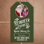 Rendier Express van Santa Photo Christmas Green Cadeaulabel<br><div class="desc">Voeg een bijzondere magische touch toe aan het cadeau van uw kleintje van de Kerstman met een op maat gemaakt rood-wit label van het reliergeschenk! Dit gepersonaliseerde kerstontwerp biedt ook de mogelijkheid om de naam van uw kind en een foto toe te voegen.</div>
