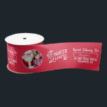 Rendier Express van Santa Photo Christmas Red Satijnen Lint<br><div class="desc">Voeg dit vakantieseizoen toe aan de magie van de Kerstman met dit aangepaste rode en witte kerstcadeaulint. Het lint is voorzien van een patroon met de tekst "Rendier Express" en maakt het mogelijk om de naam en foto van je kleine jongen of meisje toe te voegen! Dit geschenklint maakt een...</div>