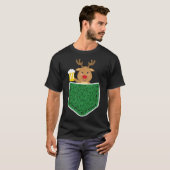 Rendier met bier in zak grappig volwassen Kerstmis T-shirt (Voorkant volledig)