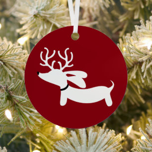 Rendierdoxie op rood metalen ornament