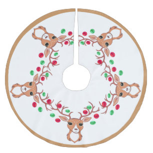 Rendieren versierd met kerstballen op witte kerstboom rok