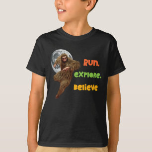 Rennen, verkennen, geloven grappige Bigfoot T-shirt