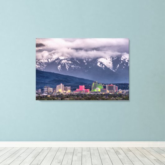 Reno Skyline op een Stormy April Evening Canvas Afdruk (Insitu (Houten vloer))