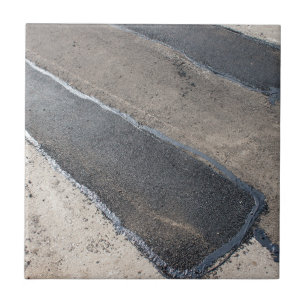 Reparatie van het wegdek en het leggen van nieuw a tegeltje