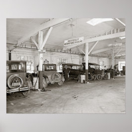 Reparatiebedrijf van een autodealer, 1926. Oude fo Poster