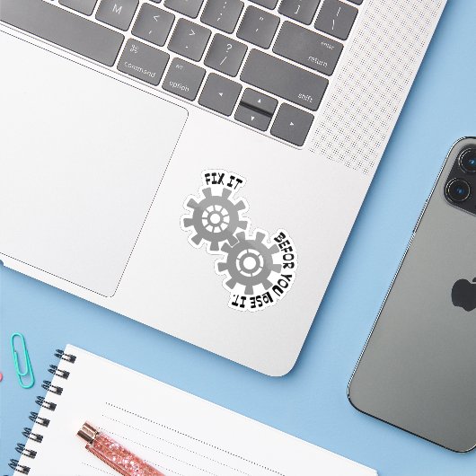 Repareer het voordat je het verliest sticker (Laptop met iPhone)