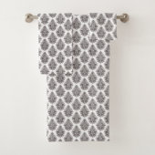Repeating black floral pattern towel bad handdoek (Insitu)