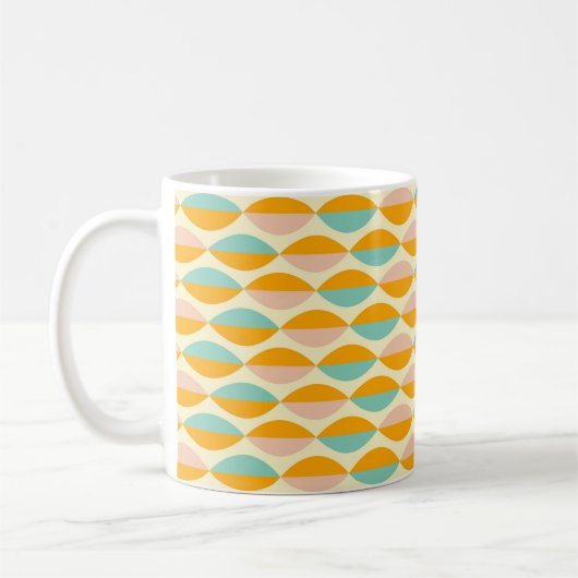 Repeating geometric pattern in beige background koffiemok (Links)