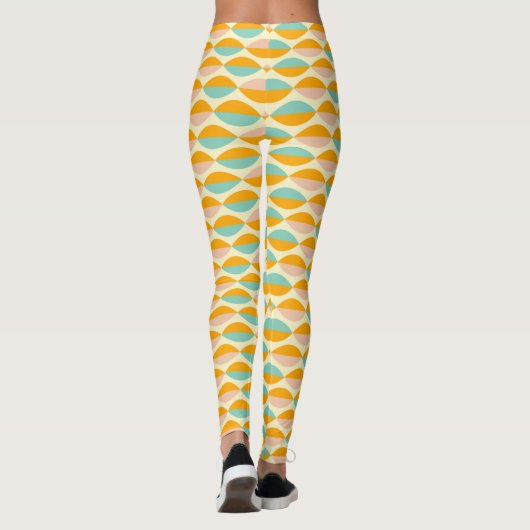 Repeating geometric pattern in beige background leggings (Achterkant)
