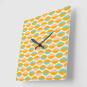 Repeating geometric pattern in beige background vierkante klok (Hoek)
