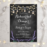 repetitief diner - Chalkboard lampje Lavender Kaart<br><div class="desc">repetitie binnenuitnodiging. Elegant ontwerp in zwart-wit met een chalkbordpatroon,  sprookjeslichten en moeraspotten. Met stijlvolle scriptlettertypen en lavender bloemen. Stuur me een bericht als je nog meer aanpassingen nodig hebt.</div>