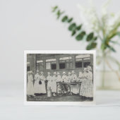 Replica  kantinematig personeel, briefkaart (Staand voorkant)