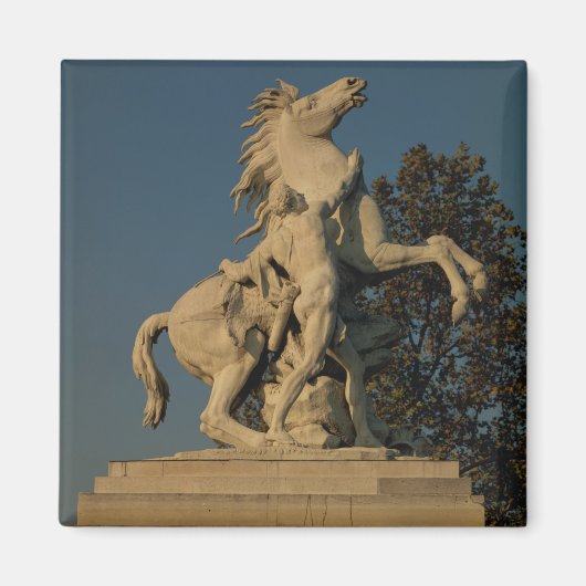 Replica van een van de twee oorspronkelijke "Marly Magneet (Voorkant)