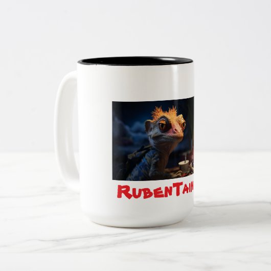 Reptilian AI Artist beroemd gemaakt door Ruben Tai Tweekleurige Koffiemok (Voorkant links)