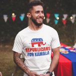 Republikeinen voor Kamala Harris Elephant T-shirt<br><div class="desc">Republikeinen voor Kamala Harris T-shirt met de rode en blauwe Republikeinse olifant. Conservatieven stemden in 2024 voor Kamala als president.</div>