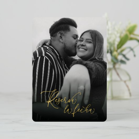 Reserva la Fecha en Moderno Blanco y Negro Folie Uitnodiging (Staand Voorkant)