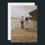 Reserva La Fecha Modern Fotouitnodiging Save The Date<br><div class="desc">Deze moderne fotobruiloft heeft een warm, minimalistisch design, behalve de date flat card. De voorzijde kenmerkt een levendige manuscripttekst boven uw eerste namen en datum. Op de rug, hebben wij de achtergrond zoals transparant geplaatst, zodat de kleur van het document als basiskleur zal dienen. U kunt een kleur voor de...</div>