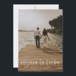 Reserva La Fecha Modern Fotouitnodiging Save The Date<br><div class="desc">Deze moderne fotobruiloft heeft een warm, minimalistisch design, behalve de date flat card. De voorzijde kenmerkt een levendige manuscripttekst boven uw eerste namen en datum. Op de rug, hebben wij de achtergrond zoals transparant geplaatst, zodat de kleur van het document als basiskleur zal dienen. U kunt een kleur voor de...</div>