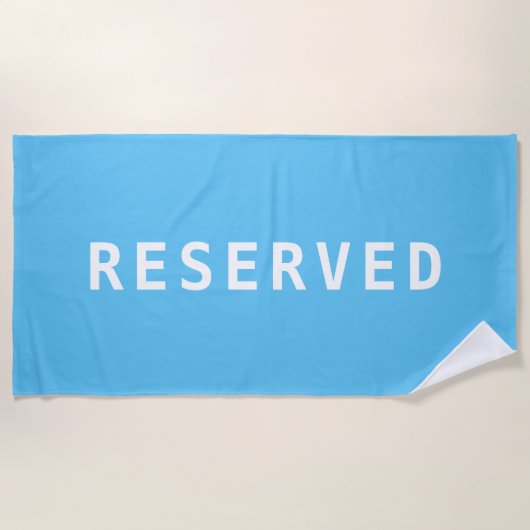 RESERVED, Witte tekst op Sky Blue Beach Towel Strandlaken (Voorkant)