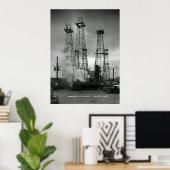 RESIDENTIËLE OLIEDRILLING IN KILGORE TEXAS c. 1935 Poster (Thuiskantoor)