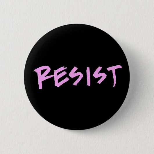Resist Button- Standaardgrootte met roze letters Ronde Button 5,7 Cm (Voorkant)