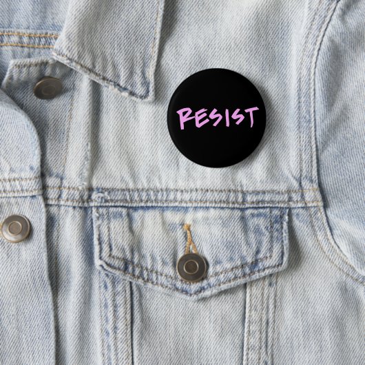 Resist Button- Standaardgrootte met roze letters Ronde Button 5,7 Cm (In situ)