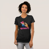 "Resist" met Rosie in een roze Pet T-shirt (Voorkant volledig)