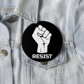 Resist met vuist - in wit ronde button 4,0 cm (In situ)