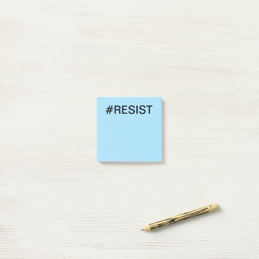 #Resist Protest zwarte tekst op lichtblauw Post-it® Notes (Op bureau)