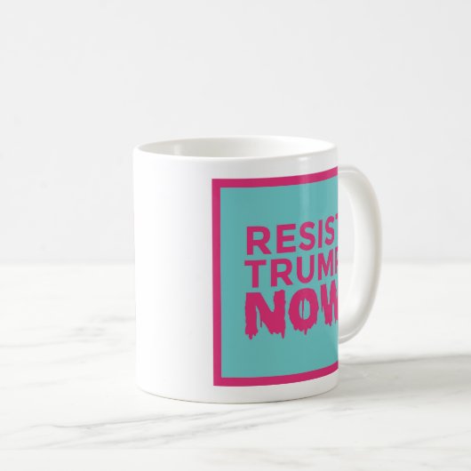 RESIST TRUMP NU logo blauw-roze mok (Voorkant rechts)