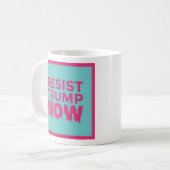 RESIST TRUMP NU logo blauw-roze mok (Voorkant links)