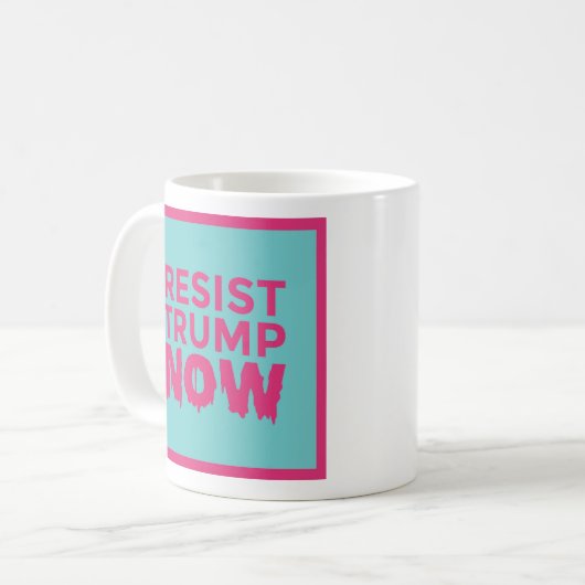 RESIST TRUMP NU logo blauw-roze mok (Voorkant links)
