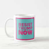 RESIST TRUMP NU logo blauw-roze mok (Links)