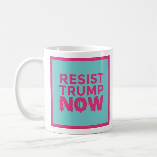 RESIST TRUMP NU logo blauw-roze mok (Links)