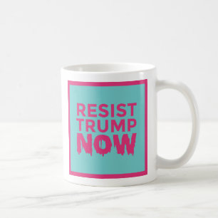 RESIST TRUMP NU logo blauw-roze mok