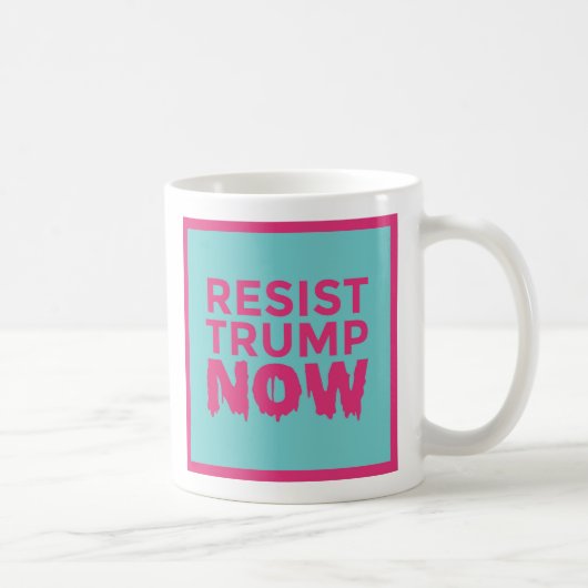 RESIST TRUMP NU logo blauw-roze mok (Rechts)