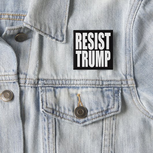 "RESIST TRUMP" VIERKANTE BUTTON 5,1 CM (In situ)